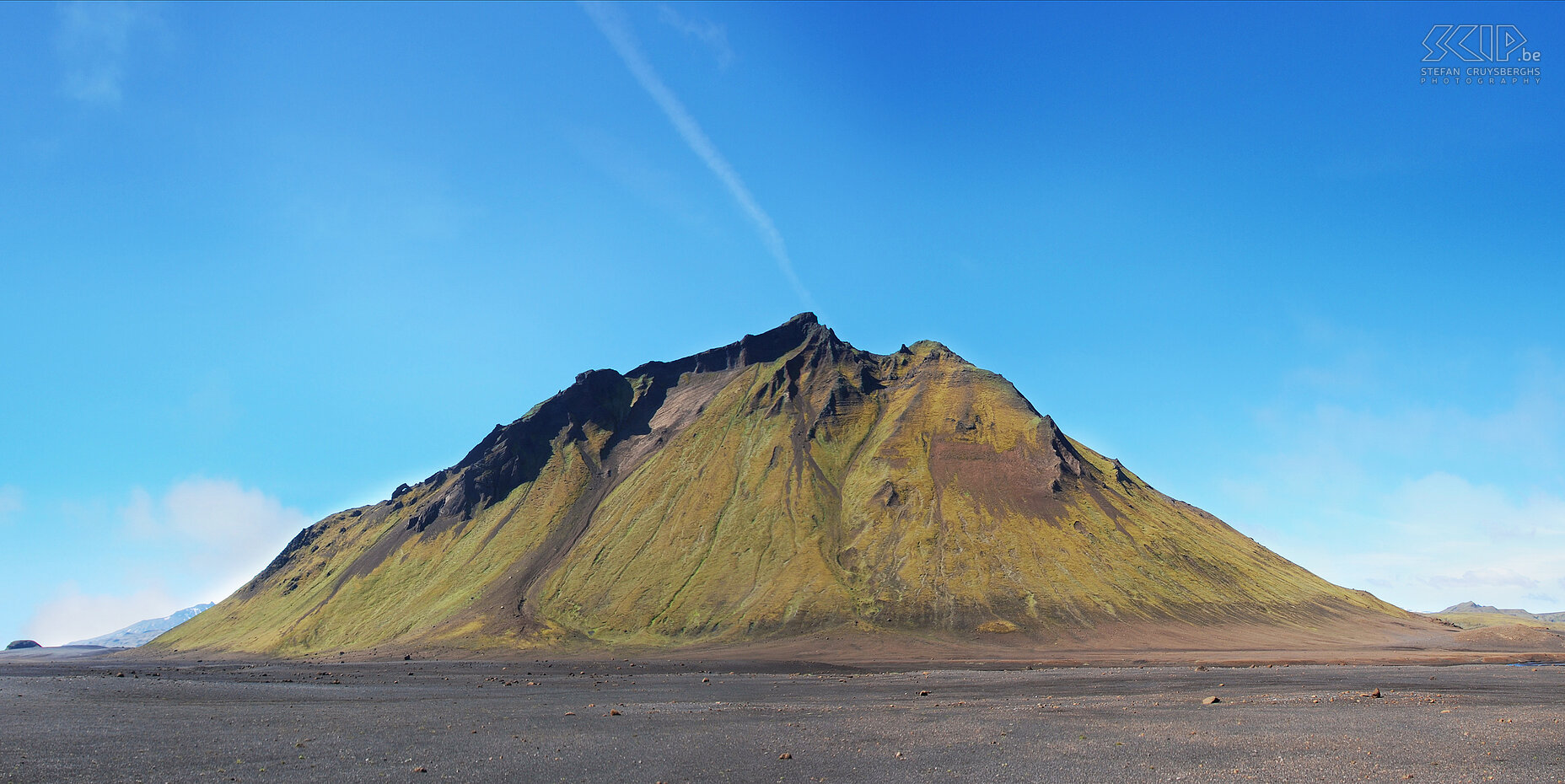 Naar Emstrur - Hattfell Nabij Emstrur duikt plots een groene berg, de Hattfell, op in de zwarte vlakte. In de buurt van de Emstrur ligt er ook nog een hele mooie diepe kloof. Stefan Cruysberghs